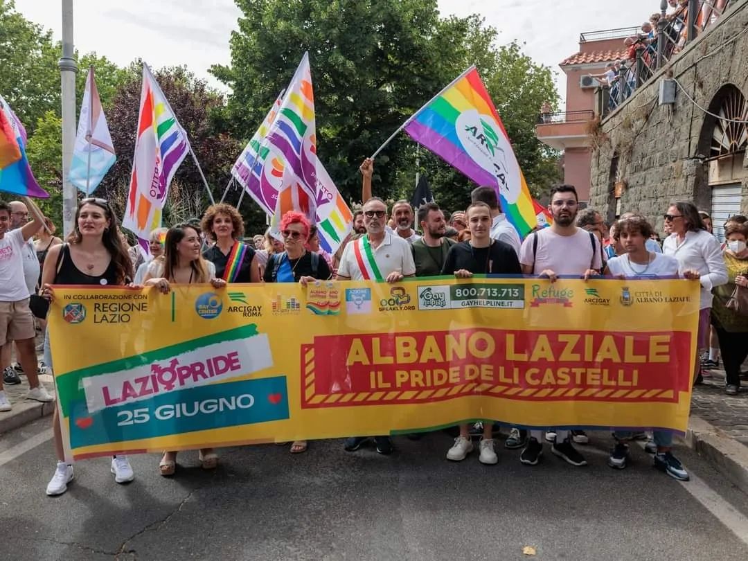 LAZIO PRIDE: LUNGO IL PERCORSO 8000 PERSONE AD ALBANO LAZIALE. APPUNTAMENTO IL 9 LUGLIO A VITERBO